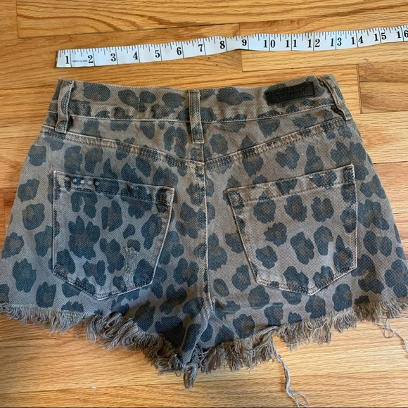 BLANK NYC - THE BARROW Leopard print shorts - Picture 2 of 3